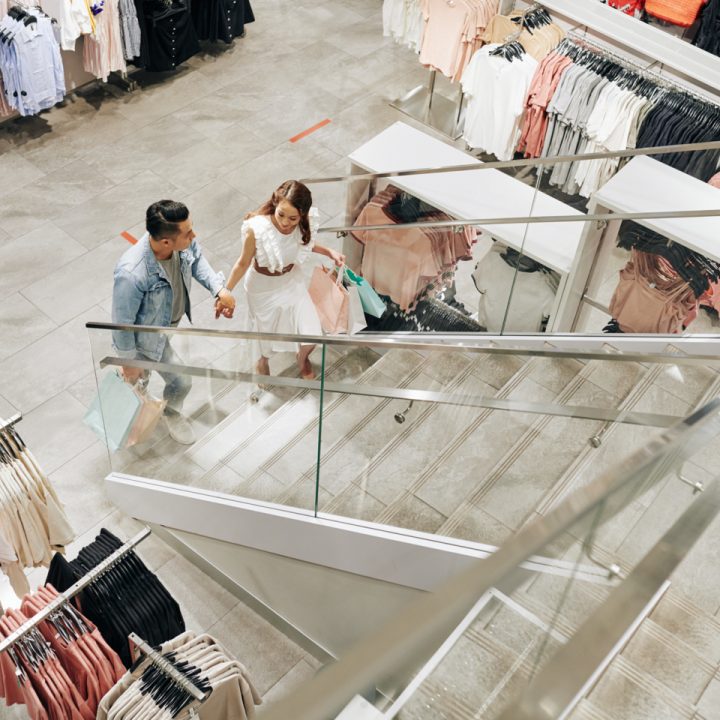 CaseGuard-couple-making-purchases-in-mall