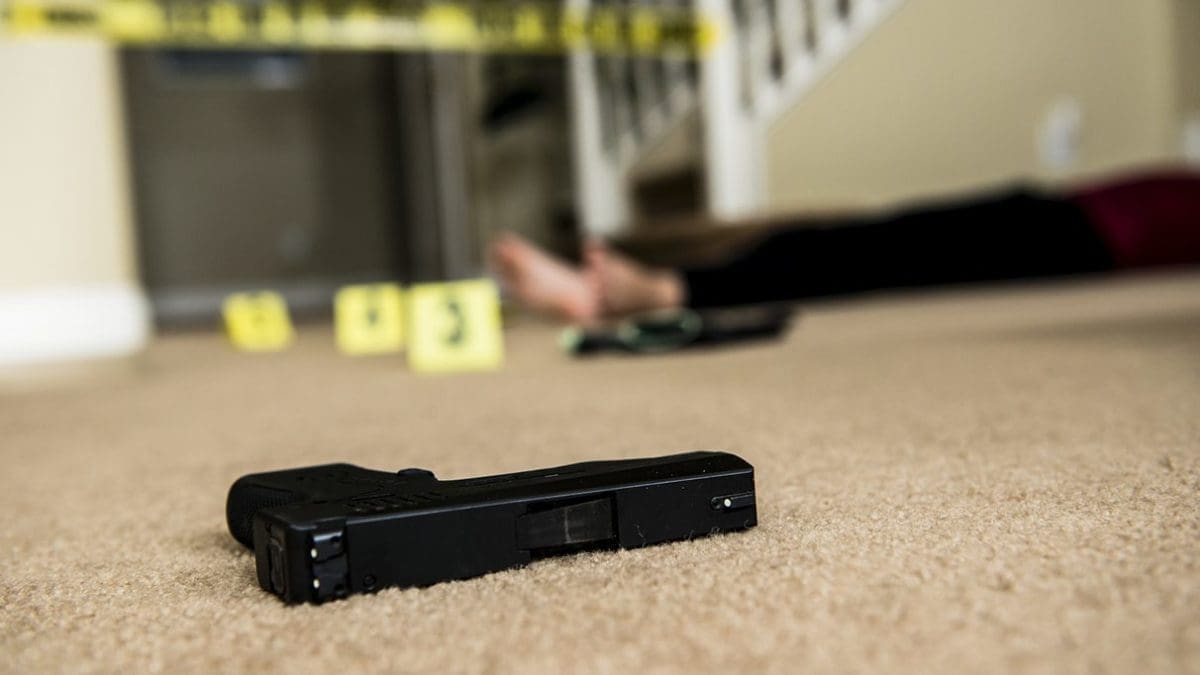 كيف يتم التعامل مع الأسلحة النارية والألعاب النارية والمتفجرات في غرفة الأدلة؟